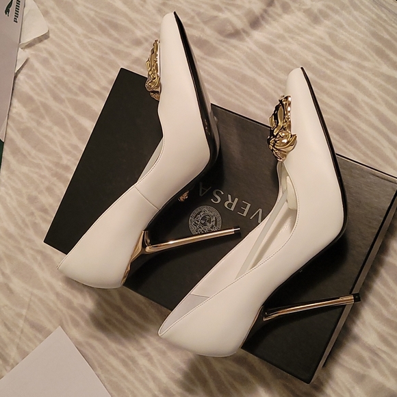 Versace Decollete T.110 Vitellino in White with Gold Medusa Head. Brand New. - Picture 3 of 10